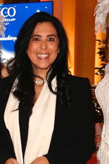 Nagia El-Sayed, Gastgeberin des Abends, weihnachtlich assistiert (©Foto: ARTDECO)